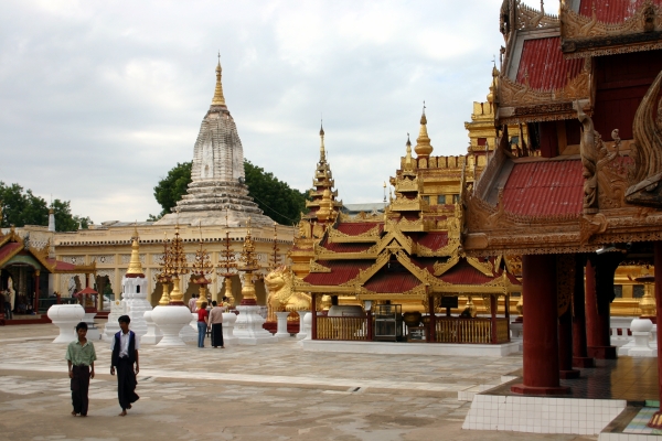 The other buildings and chapels around the Shwezigon Pagoda