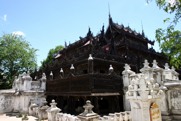 Overall view of the main hall of the Shwe Nandaw Kuaung