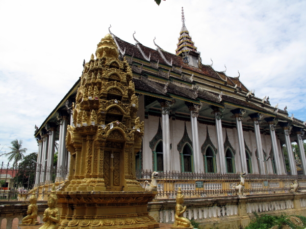 One of the funerary reliquaries surrounding the main chapel of Wat Tahm Rai Saw