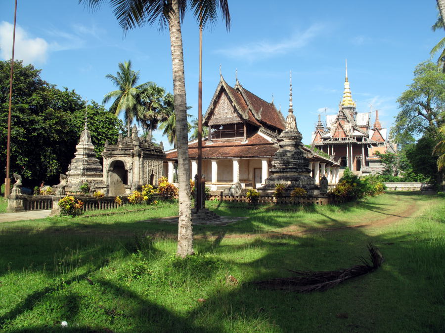 The old chapel of Wat Somrong Knong with the new one in the background