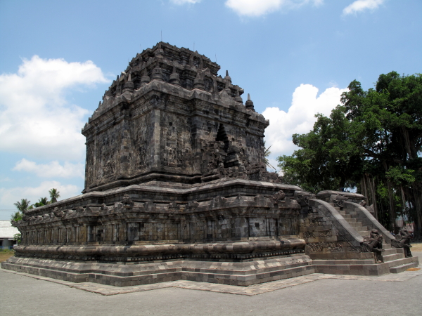 The exterior of Mendut temple