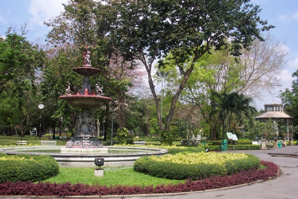 The ornate fountain just inside the main entrance