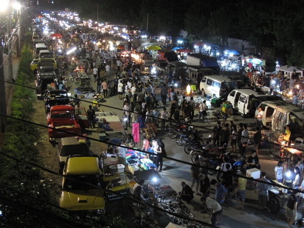 The big crowd at the Ratchada Saturday Night Market (in its old location)