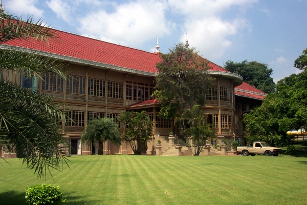 The eastern side of the mansion