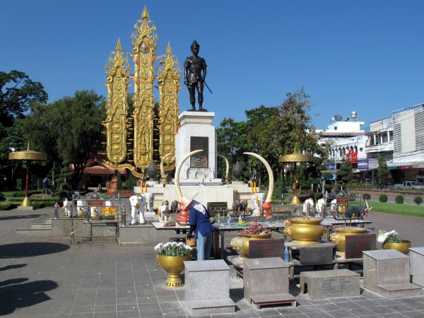 Mengrai Statue