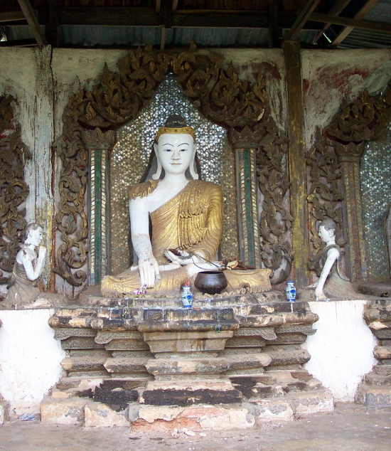 Buddha image in Wat Mui Taw