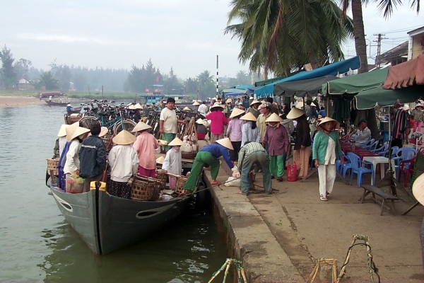 More shoppers and goods getting off the boat at the market's pier