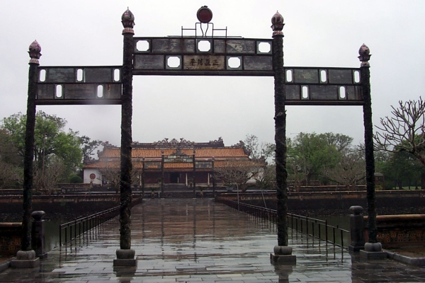 The bridge across a moat to the Thai Hoa Palace
