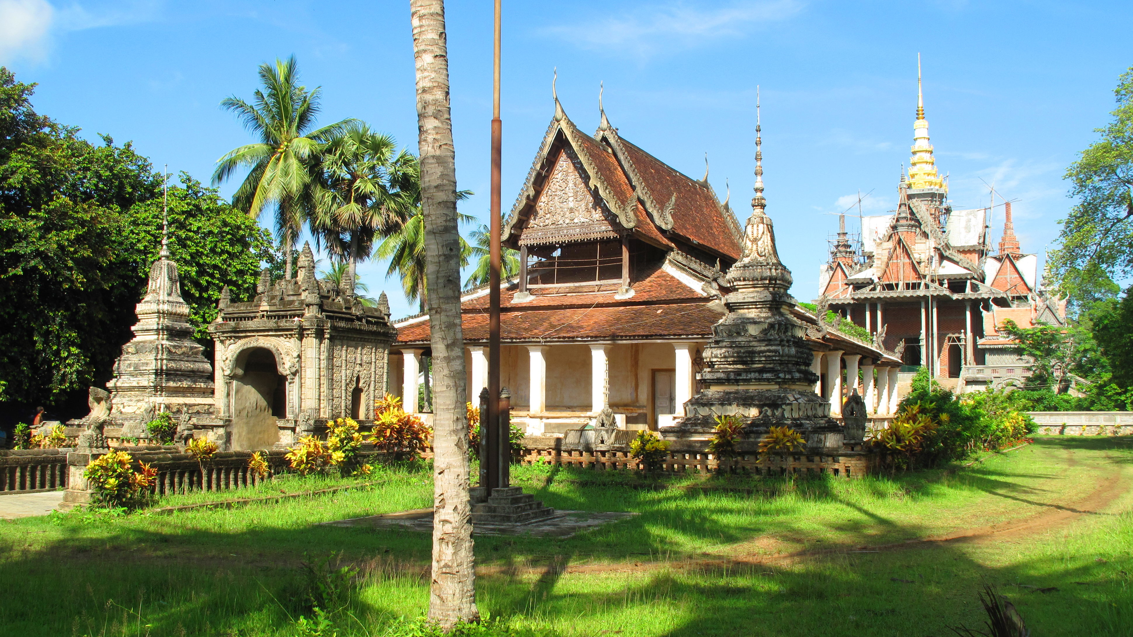 The old chapel of Wat Somrong Knong with the new one in the background