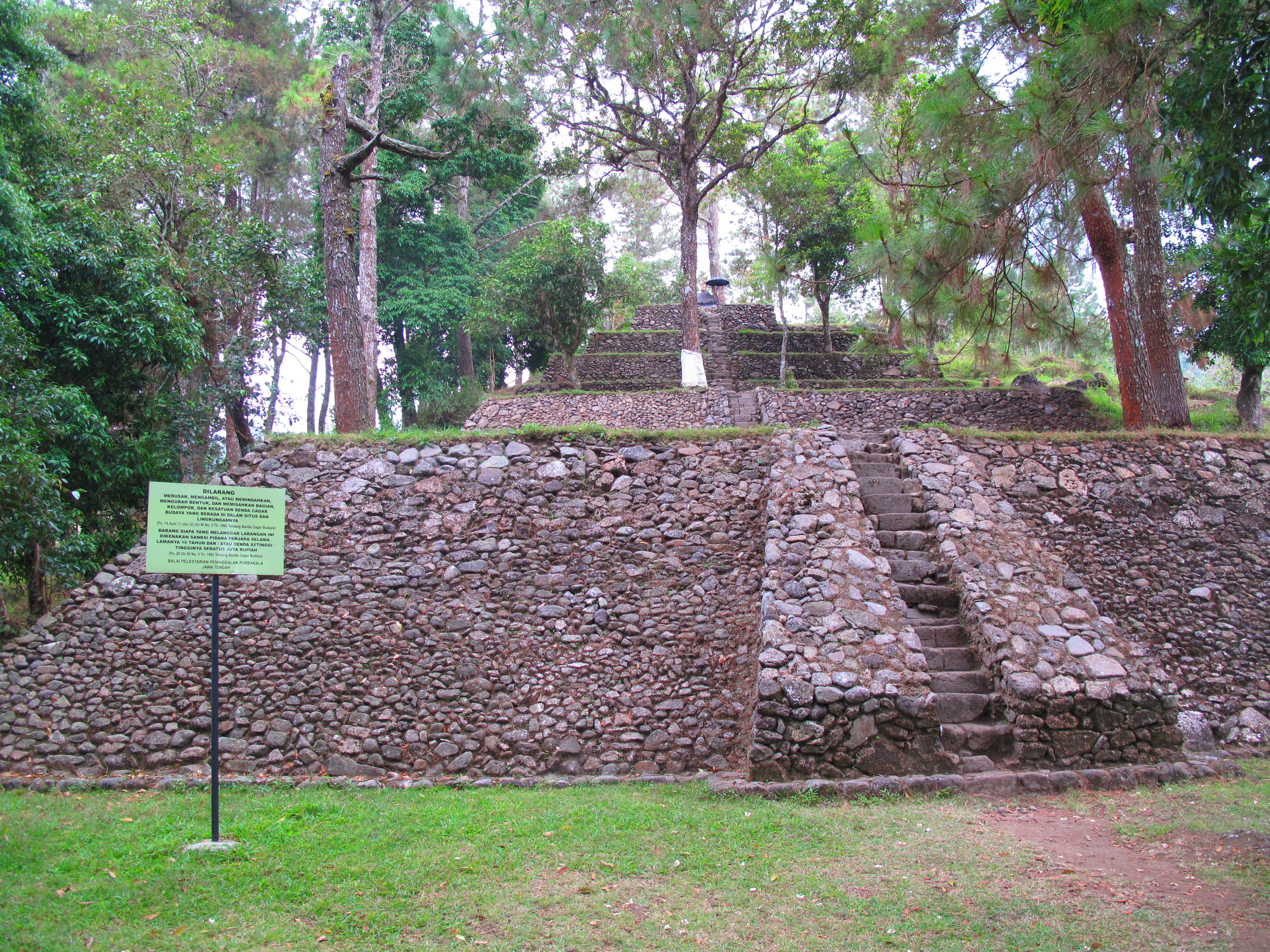 Looking up Candi Kethek from the lowest level