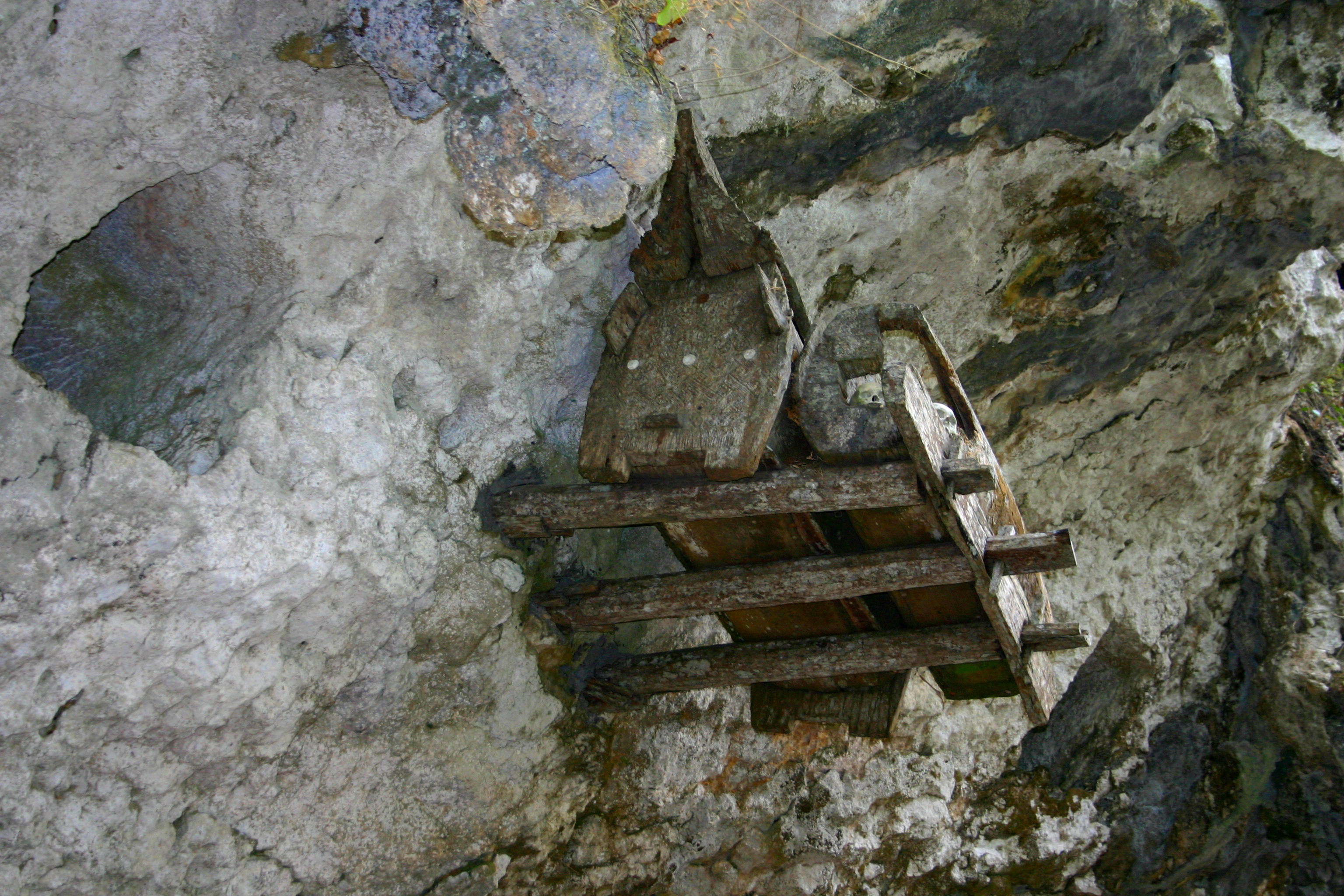 Hanging coffins near the woodworking village of Ke'te Kesu