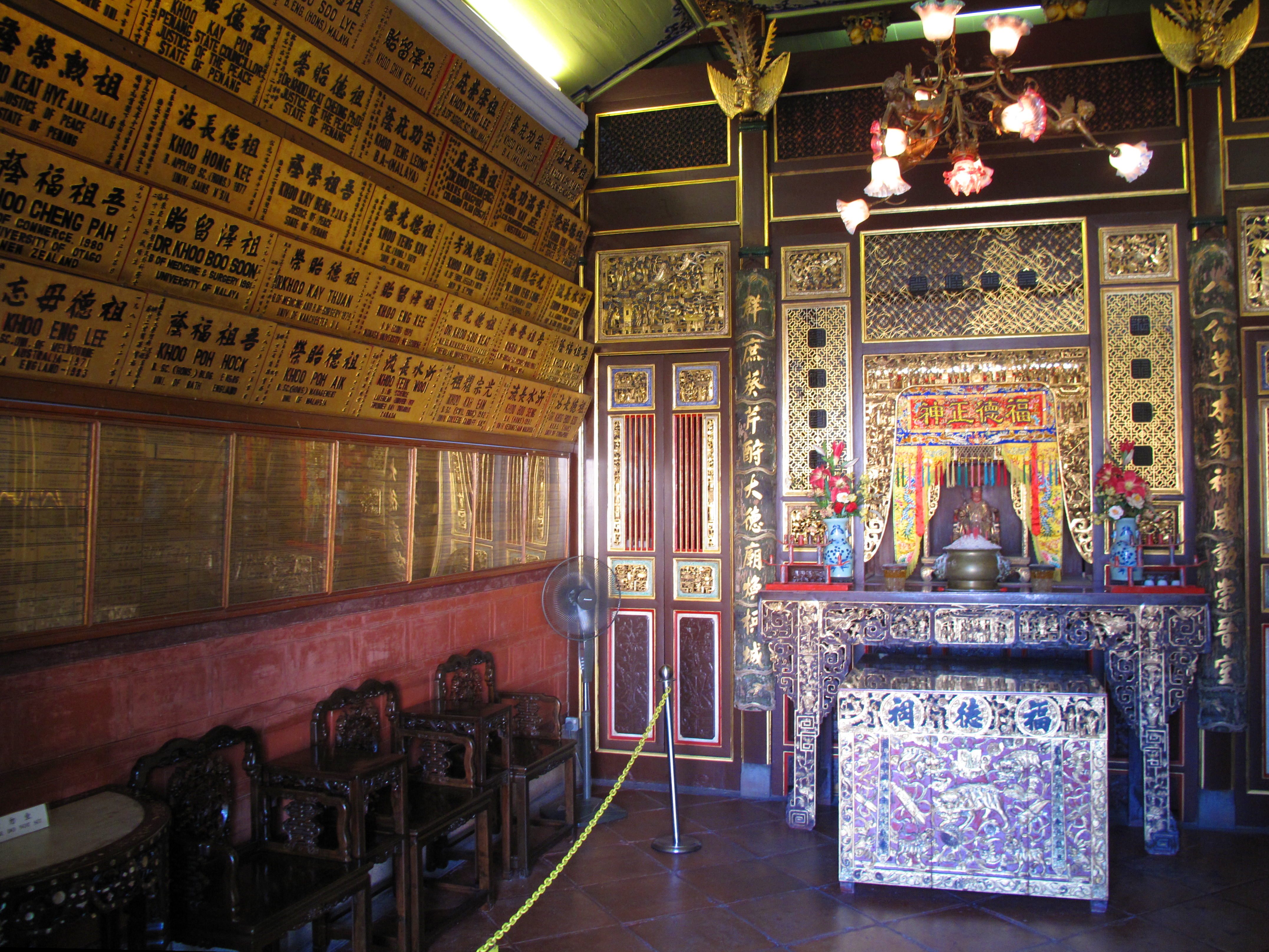 The side altar with plaques for prominent clan members