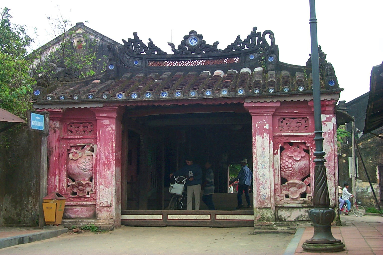 The entrance to the covered Japanese Bridge