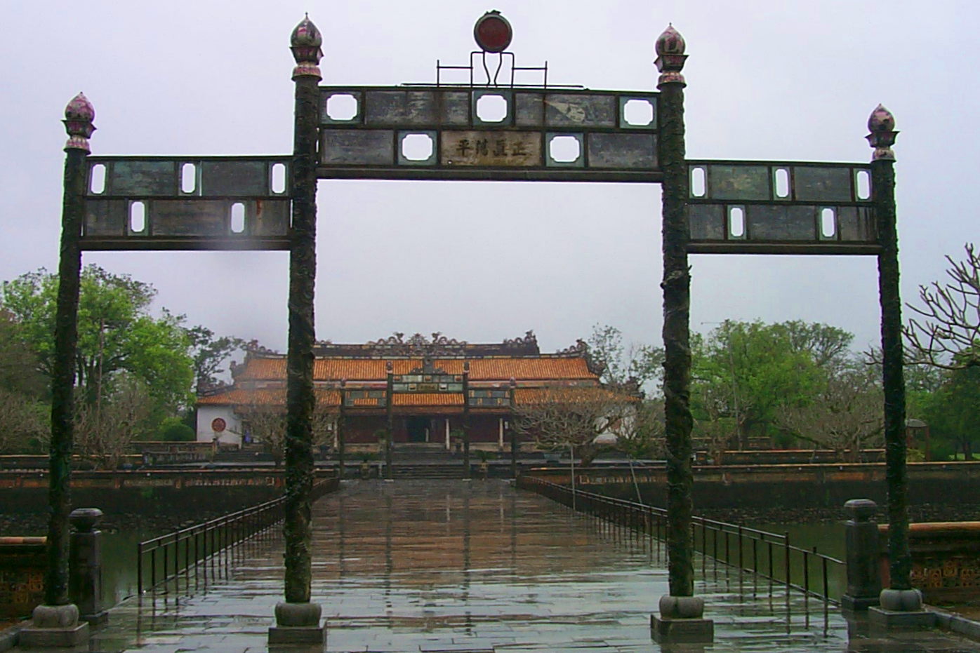 The bridge across a moat to the Thai Hoa Palace